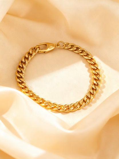 Étoile gold bracelet macro chain links on cream fabric