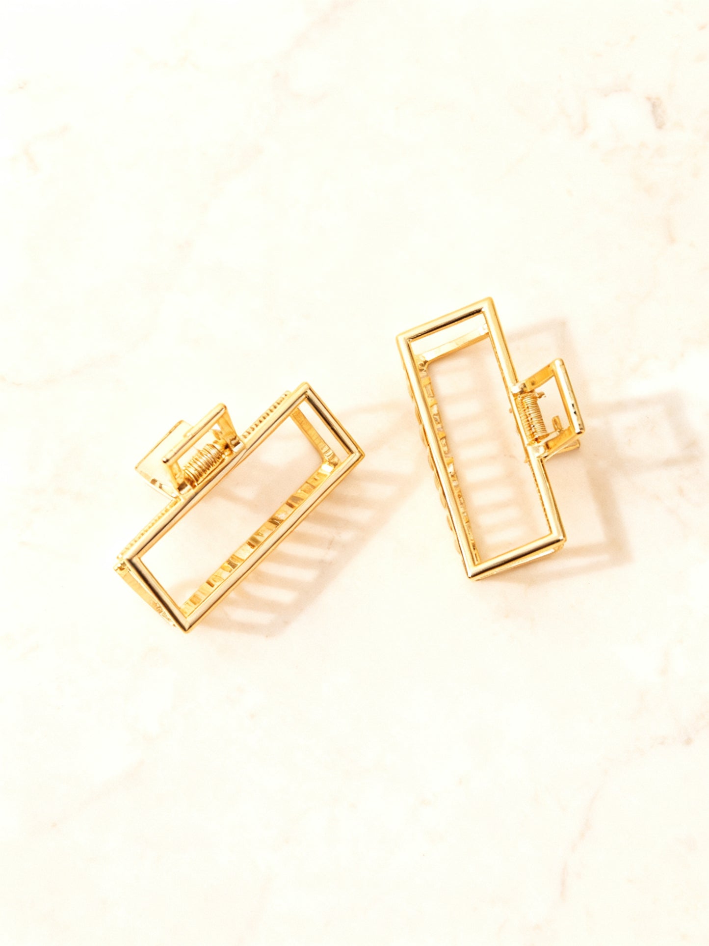 Chérie claw clip open and closed from above on marble